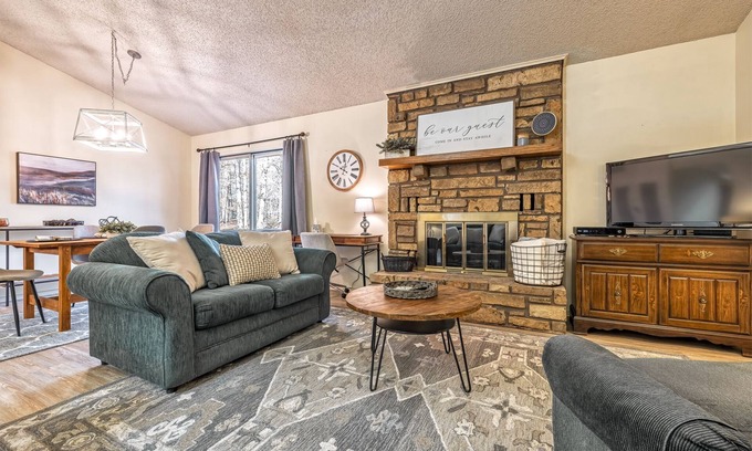 Hot Springs Village House | Golf Lover's Getaway! Cozy 2BR/2BA Townhome, Walk to DeSoto Golf Club!