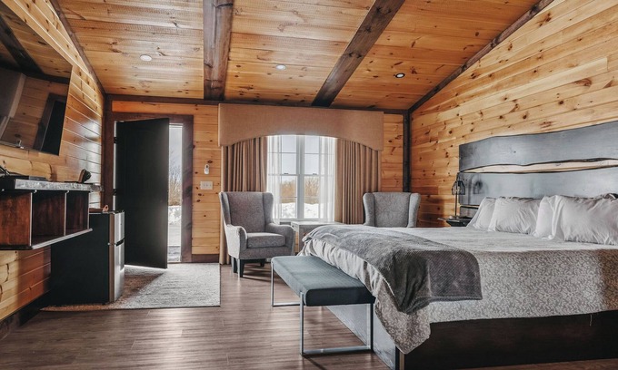 Tully Cabin | Golf, Outdoor Bar, Restaurant - The Cedar Haven
