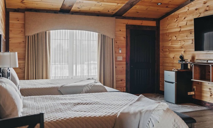 Tully Cabin | Golf, Outdoor Bar, Restaurant - The Cozy Cabin