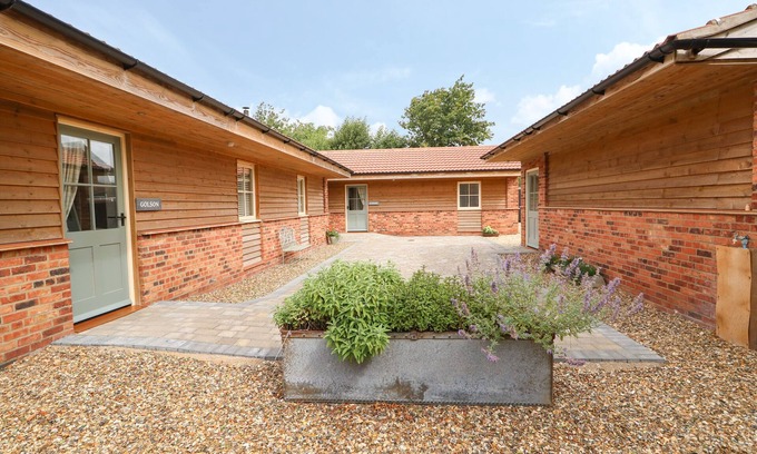 Long Sutton Cottage | GOLSON STABLE, family friendly, with open fire in Long Sutton