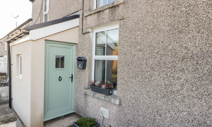 Porth Cottage | GOLYGFA BRYN, pet friendly, with a garden in Gilfach Goch