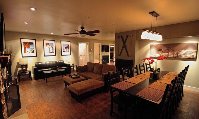 Lakeside Park Villa | Gondola Lodge Main House Downstairs 2 Bedrooms