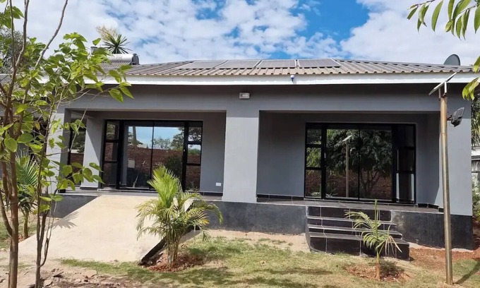 Harare East House | Gono Compound 3 - B&B with Queen bedn