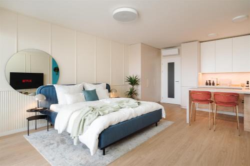 Prague 13 Apartment | Good Vibe Studio near Metro - Garage, Air-Conditioning, Vinyl player