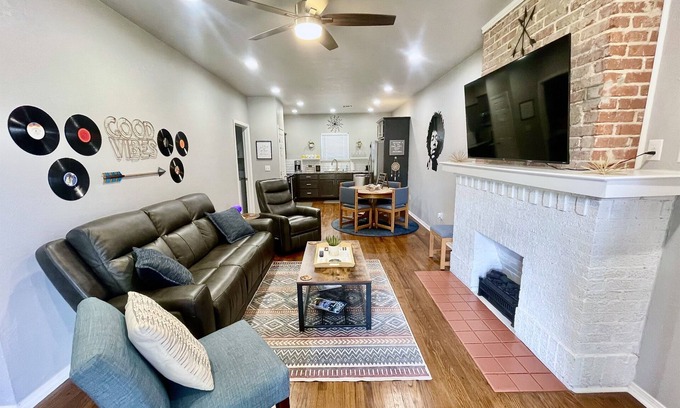 Chickasha House | Good Vibes Chickasha | Fiber | TV | W/D | Parking!