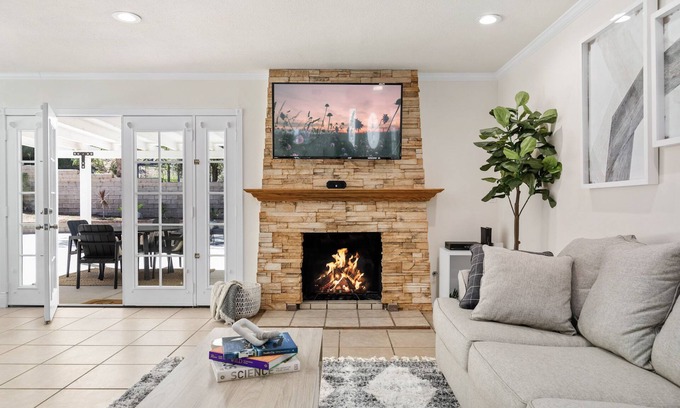 Canyon Country House | GOODE.HOMES Cozy 4 bedroom home w/Jacuzzzi