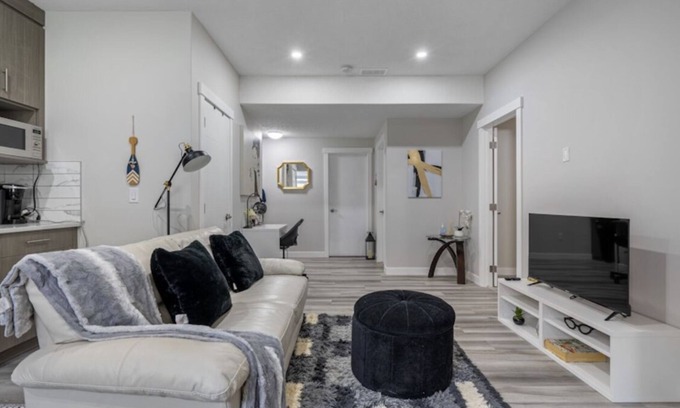 Symons Valley House | Gorgeous 2 Bedroom 1 Bathroom Guest Suite