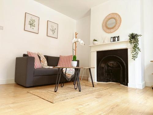 Five Oak Green Apartment | Gorgeous 2 double bedroom Victorian House in Kent