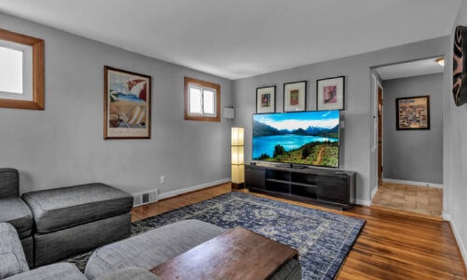 North Buffalo Apartment | Gorgeous 2 Queen Bed North Buffalo Apartment with Free parking & 70 Inch TV