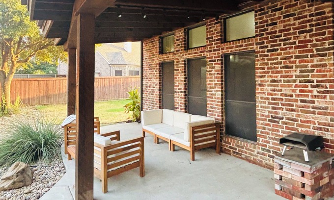 Corinth House | Gorgeous 3-Bedroom Family Home with Pizza Oven, Jacuzzi Bath & Office!