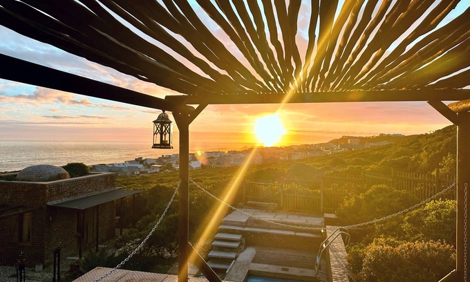 Yzerfontein House | Gorgeous 3-bedroom house with Pool and stunning views in Yzerfontein