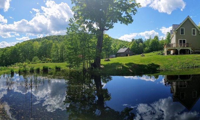 Corinth Cottage | Gorgeous 3-BR Song Sparrow Cottage. Gardens, trails, breathtaking foliage.