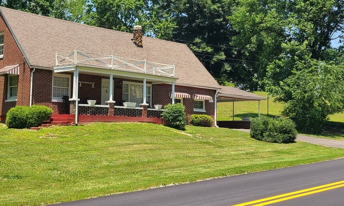 Middlesboro House | Gorgeous 4-bedroom house in Middlesboro KY with WiFi, AC. Minutes from LMU