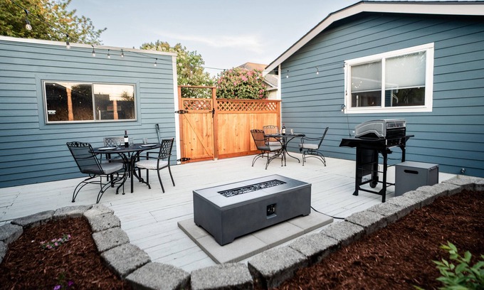 Roosevelt House | Gorgeous 4bd/3ba House w/AC 1 block from Light Rail
