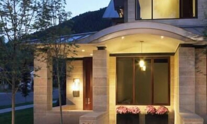 Aspen House | Gorgeous 6/7 Bedroom home Aspen, Gym, Hot Tub!