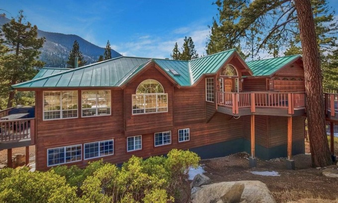 Lower Kingsbury House | Gorgeous 7 BR, 6 Bath, sleeps 9 Privacy, Big Views Hot Tub, Meticulously Clean!