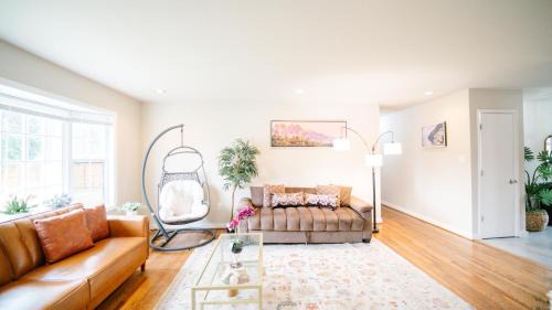 Oxon Hill House | Gorgeous 7BR 3BA Family Home in Maryland