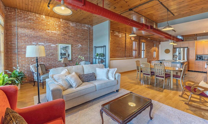 Historic Downtown La Crosse Apartment | Gorgeous apartment across from La Crosse Center