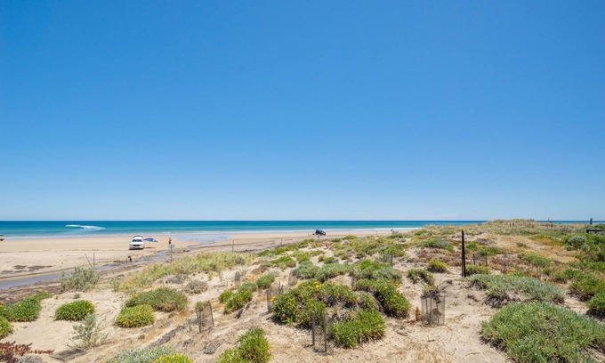 Moana House | Gorgeous Beach and Ocean Views - Located right on the Beach