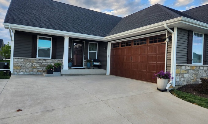 Bettendorf Condo | Gorgeous, clean, newer Condo , 5 bedrooms! 1 mile from Bettplex.