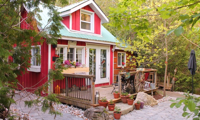 Mono Cottage | Gorgeous cozy cottage besides a bustling stream, surrounded by gorgeous greenery