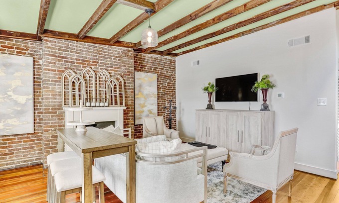 Historic Downtown Savannah Apartment | Gorgeous Designer Apartment, Heated Pool Access