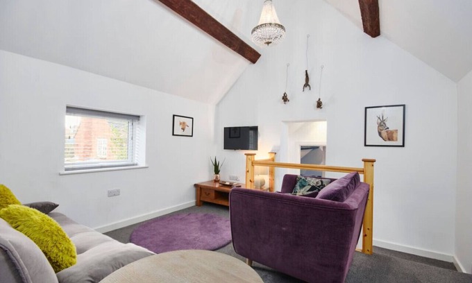 Kegworth Apartment | Gorgeous Duplex: Gym Access, SkyLink to Airport