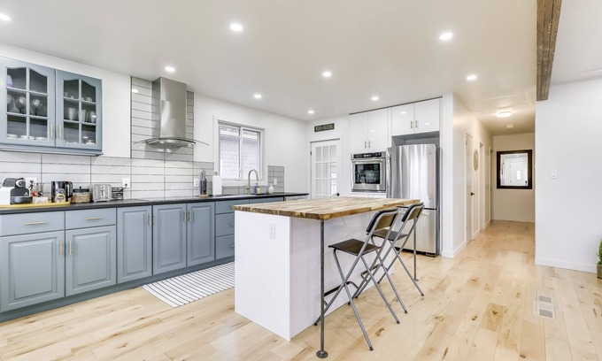 Grimsby House | Gorgeous escape to the wineries! By the Lake!