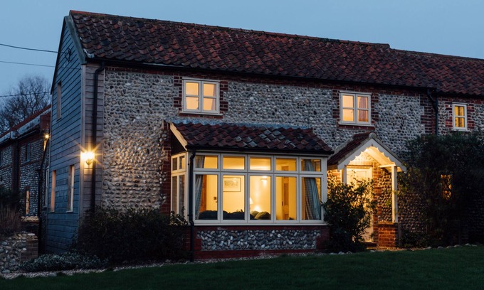 Salthouse Cottage | Gorgeous flint cottage overlooking the marshes, walking distance to beach