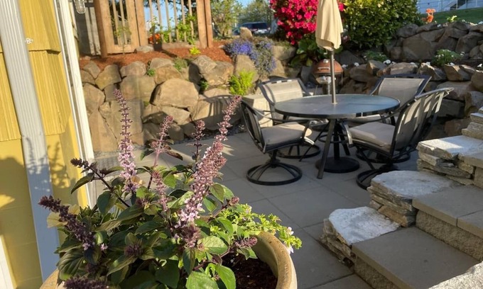 South Seattle Apartment | Gorgeous Garden Getaway, Near Cafes, Parks
