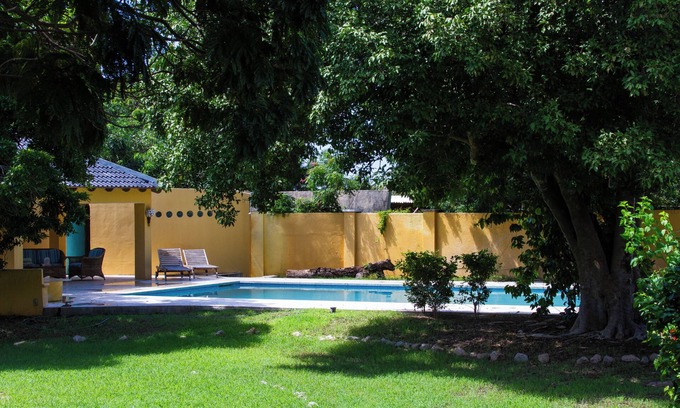 Rooi Catochi Villa | Gorgeous Historical Landhouse, Large Tropical Pool & Garden, Central Location!