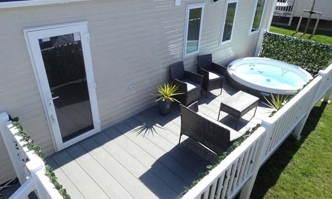Dogdyke Cabin | Gorgeous Home from Home Luxury 8 Berth Lodge with Sunken Hot Tub