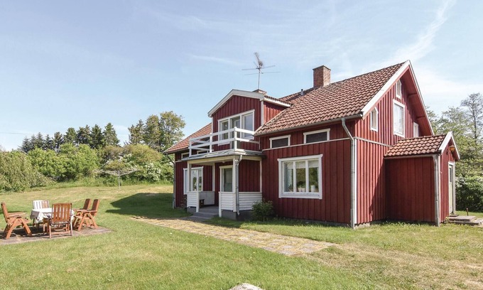 Lyrestad House | Gorgeous home in Lyrestad with WiFi