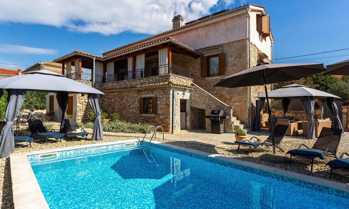 Polje House | Gorgeous home in Polje with WiFi