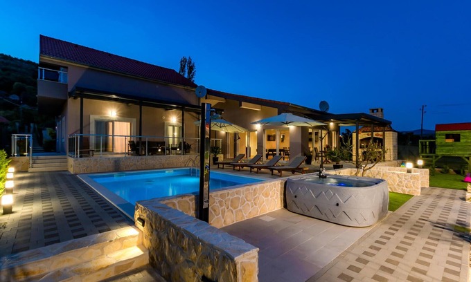 Drnis House | Gorgeous home in Siveric with sauna