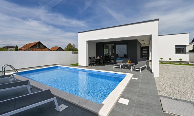 Trnovec Bartolovecki House | Gorgeous home in Trnovec with WiFi