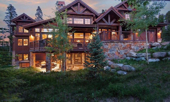 Boulder Ridge House | Gorgeous Home w/Fire Pit, Walk to Ski Lifts!