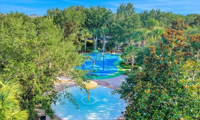 Bahama Bay Condo | Gorgeous home w/shared pools & hot tub/restaurant/basketball & tennis courts