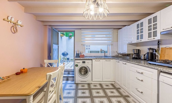 Ortakoy Apartment | Gorgeous House with Refreshing Garden in Besiktas