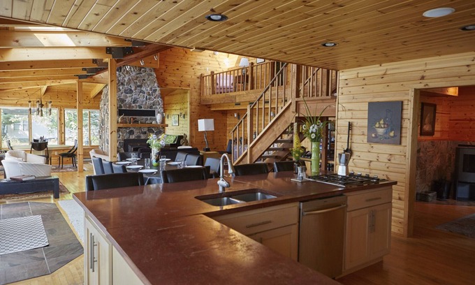 Merrifield House | Gorgeous Lake Retreat