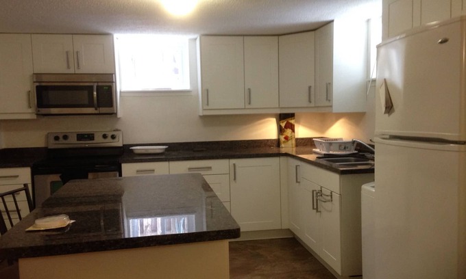 Ottawa Division House | Gorgeous large two bedroom apartment on Britannia Beach!