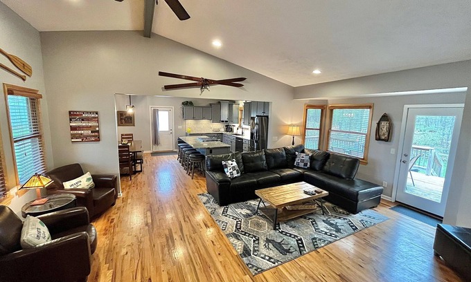Thompsonville House | Gorgeous Lemon Lodge 1mile to Crystal Mtn, 4Bed+2Ba+2Family Rms+Game Rm+Pets Ok!