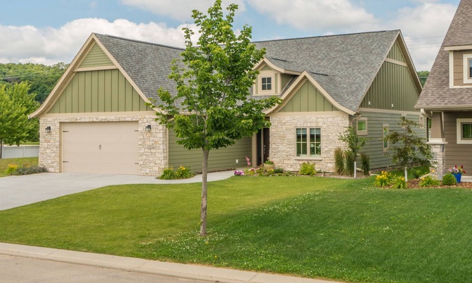 Rochester House | Gorgeous Luxury ADA Compliant Home 10 Min. From Mayo Clinic!