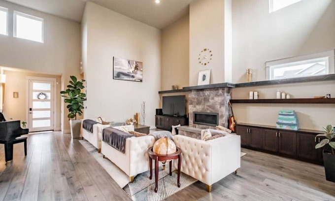 Central Oregon House | Gorgeous modern suburban home near Autzen Stadium