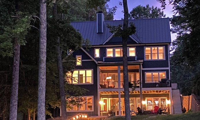 Woodland Shores House | Gorgeous New Waterfront Lake House