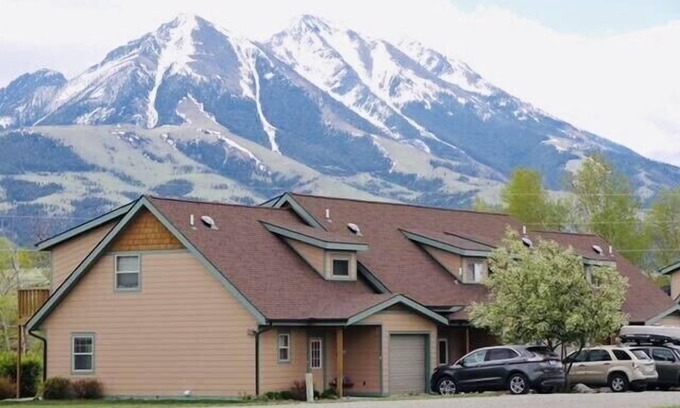 Emigrant House | Gorgeous Paradise Valley YNP North Entrance, 30 miles N of Yellowstone.