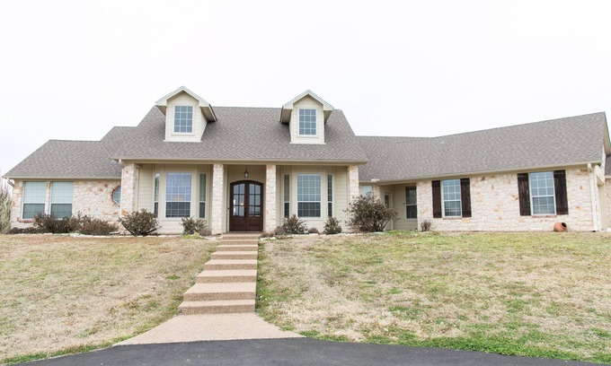 McLennan County House | Gorgeous Ranch House on 18 acres