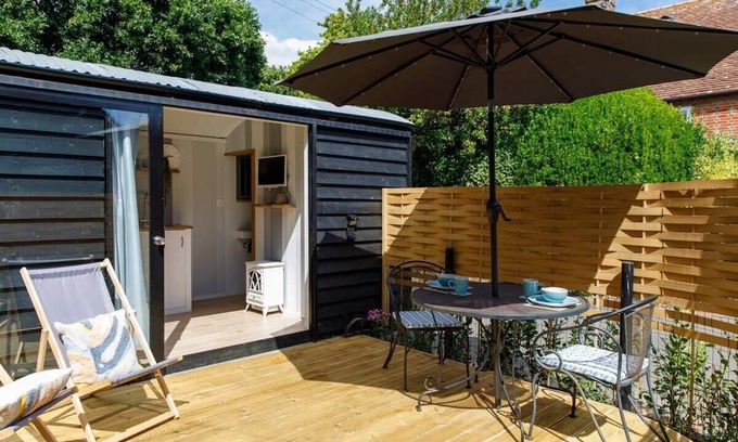 West Wittering Apartment | Gorgeous Shepherds Hut - Walk to Beach & Pub