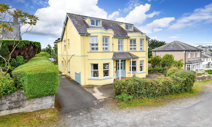 Abersoch House | GORGEOUS SPACIOUS FAMILY HOUSE IN THE CENTRE OF ABERSOCH WITH BEACH HUT!