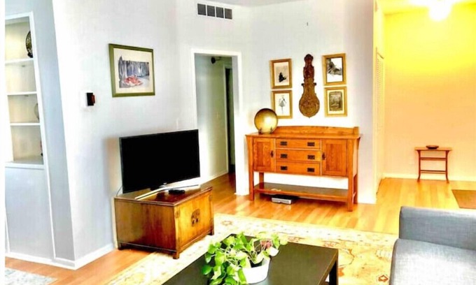 Keewaydin House | Gorgeous, two bedroom apartmentn